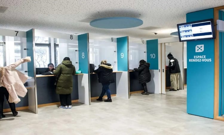 Espace d'accueil avec plusieurs guichets pour services sociaux en France.