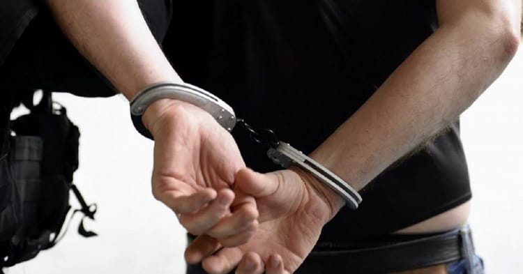 Un homme en garde à vue avec des menottes, contexte judiciaire en Tunisie.