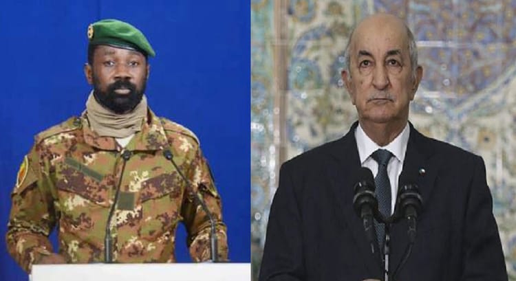 Deux hommes en tenue officielle lors d'une conférence diplomatique.