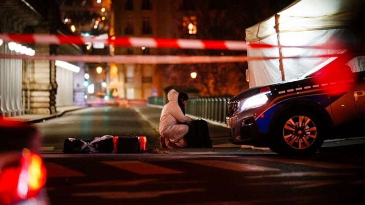 Scène d'une attaque au couteau près de la Tour Eiffel, police et témoins présents.