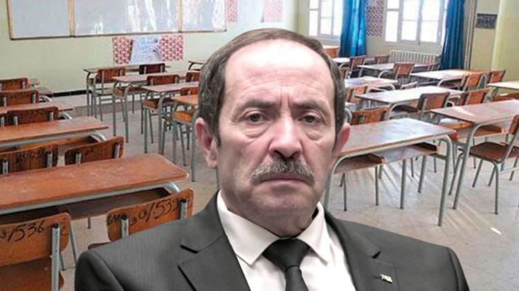 Ministre de l'Éducation dans une classe scolaire en Algérie.