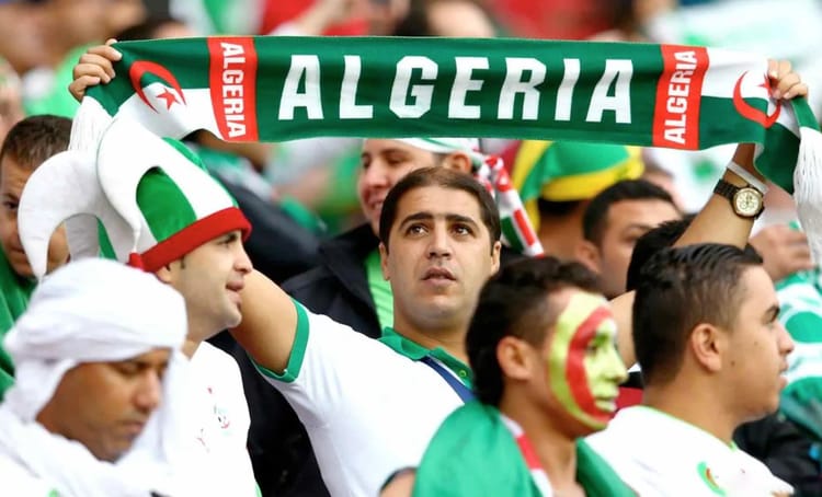 Tarif proposé pour le transport des fans en Côte d'Ivoire pour soutenir les Verts Supporters algériens avec drapeau et écharpe à l'effigie de l'Algérie.
