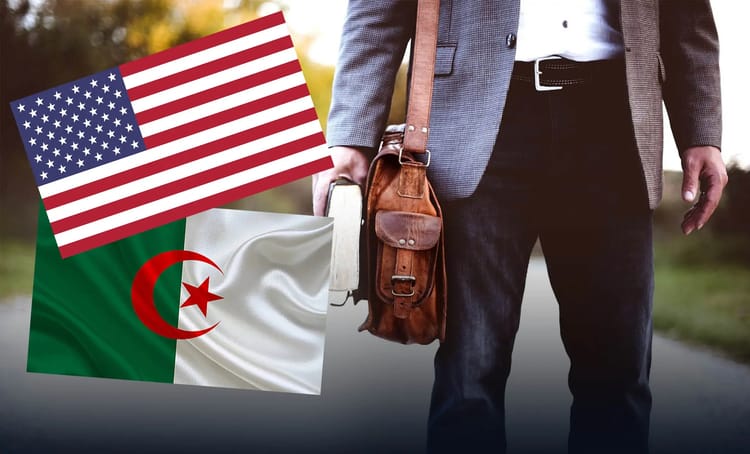 Voyage d'excellence de 6 semaines aux USA pour les professeurs Algériens! Homme avec valise et drapeaux des USA et d'Algérie.