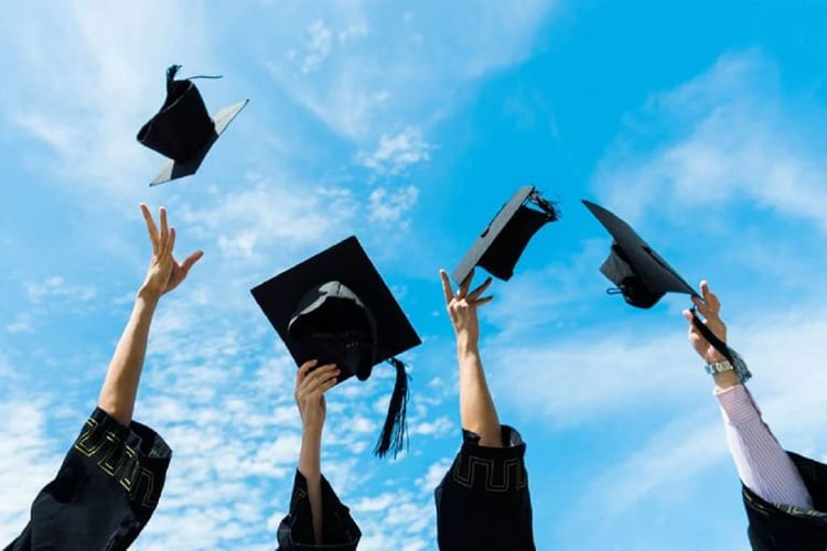 Un nouveau programme de bourse à l'étranger s'offre aux Algériens en 2024 Étudiants en graduation lançant leurs toques dans le ciel bleu.