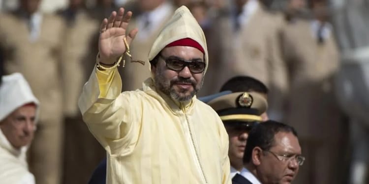 Sécheresse, Pauvreté : Le Défi Actuel du Maroc sous le Règne de Mohammed VI" Mohammed VI saluant lors d'une cérémonie publique en Afrique.