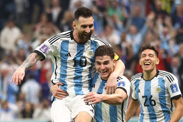 Lionel Messi sur le fil du suspense : sa participation au mondial 2026 en question ! Lionel Messi et ses coéquipiers argentins en célébration.
