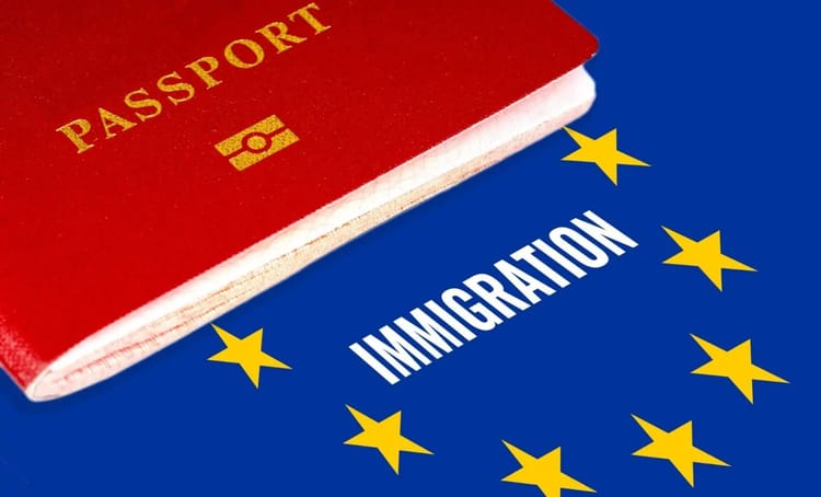 Passeport rouge sur fond de drapeau de l'UE avec le mot Immigration.