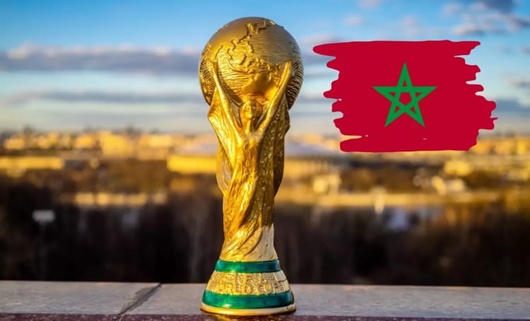 CAN 2025 au Maroc : découvrez la période de sa tenue Trophée de la Coupe du Monde avec drapeau marocain en arrière-plan.