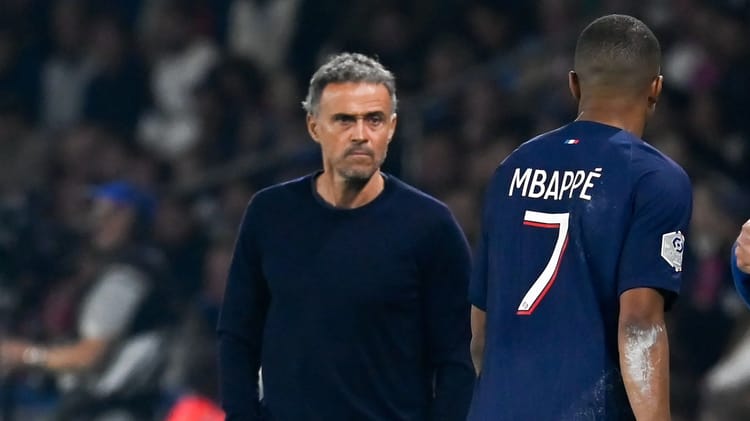 Éventuelle tension entre Kylian Mbappe et Luis Enrique ? La question qui hante les esprits Kylian Mbappé et l'entraîneur Luis Enrique lors d'un match de football.