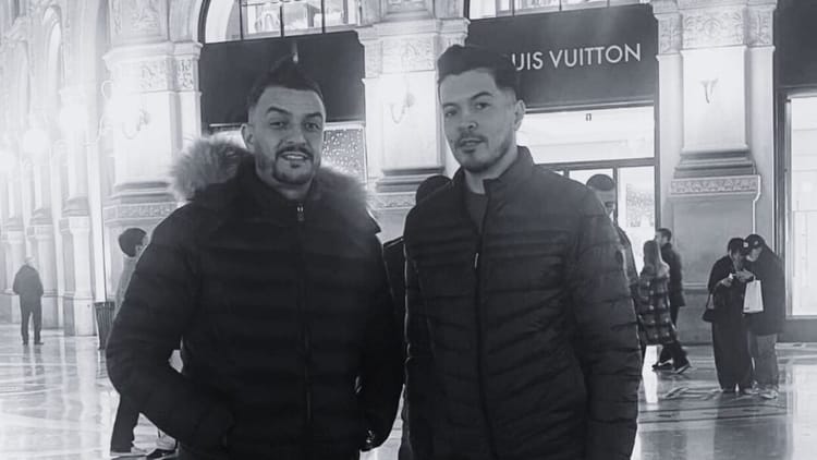 Adieu à deux Étoiles Algériennes : Mohamed Bousmaha et Amine La Colombe, héros de la culture, reviennent en terre sacrée Deux jeunes hommes élégants dans un centre commercial parisien.