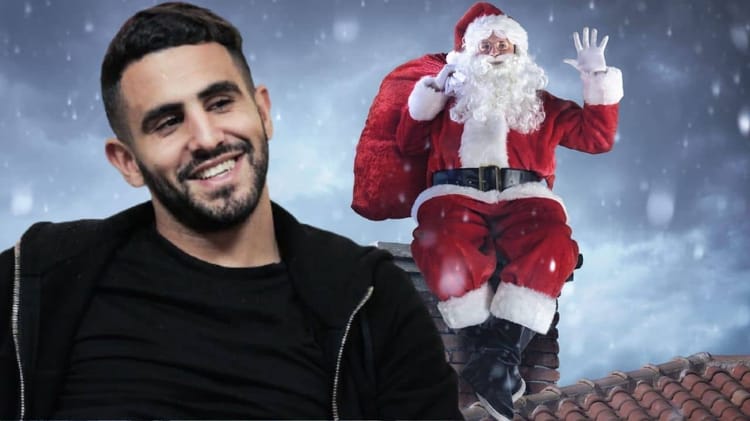 Riyad Mahrez frappe fort pour Gaza : Une image poignante contraste la Féerie de Noël avec la réalité de la Guerre Riyad Mahrez souriant avec Père Noël en arrière-plan neigeux.