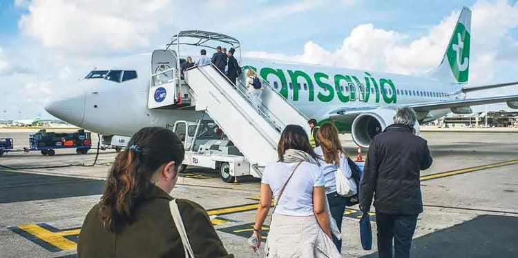 Transavia : Grosse opportunité ! Vols à bas prix vers l’Algérie pour l’hiver 2024-2025 Passagers embarquant dans un avion Transavia à Marseille.