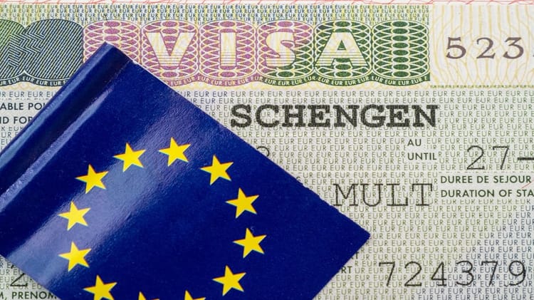 Drapeau de l'Union européenne et visa Schengen.
