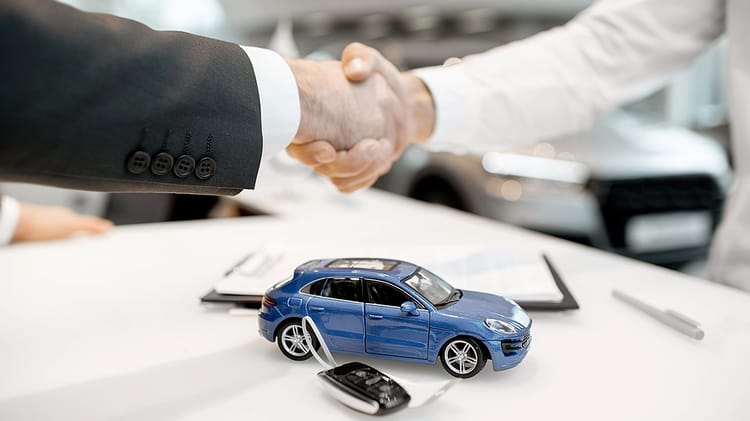 Main qui serre la main pour un crédit auto en Algérie.