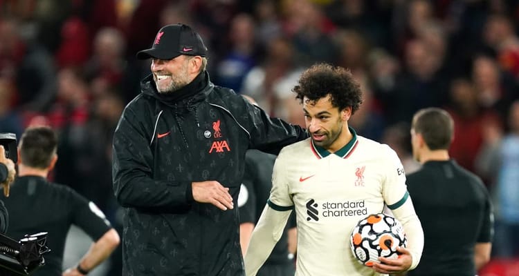 CAN 2023 : Klopp à propos de Salah « J’espère qu’il n’ira pas loin avec l’Égypte » Jürgen Klopp et Mohamed Salah sur le terrain après un match de football.