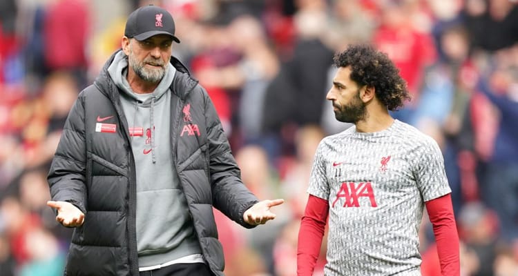 CAN 2023 : Klopp dévoile son plan d'attaque sans Salah Klopp et Salah discutent sur le terrain lors d'un match de football.