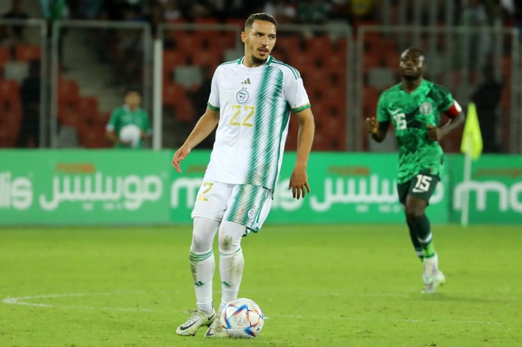 Élimination à la CAN 2023 : Le message émouvant d'Ismaël Bennacer au peuple algérien Bennacer, joueur de football, en pleine action lors d'un match important.