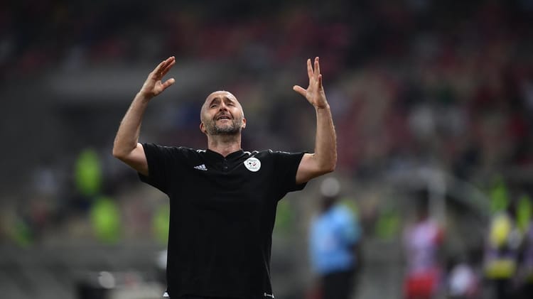Djamel Belmadi, entraîneur de football, en action sur le terrain.