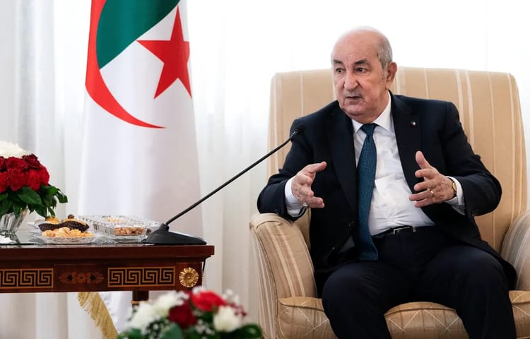 Algérie : La grande annonce sur l'identité numérique des citoyens Chef d'État algérien lors d'une réunion diplomatique avec drapeau algérien en arrière-plan.