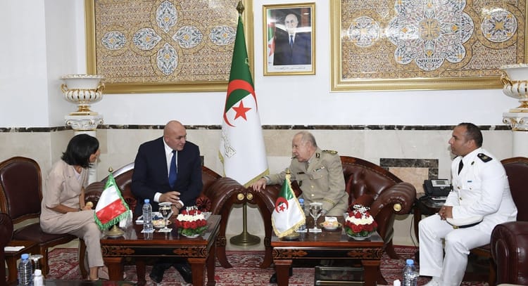 Rencontre entre responsables militaires et diplomatiques en Algérie.