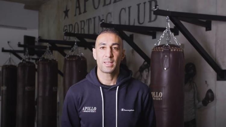 Amri Madani, le boxeur, à Koh-Lanta 2024, en tenue décontractée dans une salle de sport.
