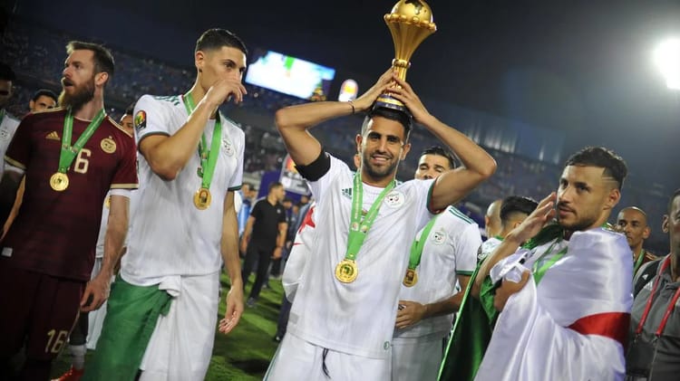 L'équipe d'Algérie de football avec le trophée de la CAN 2023.