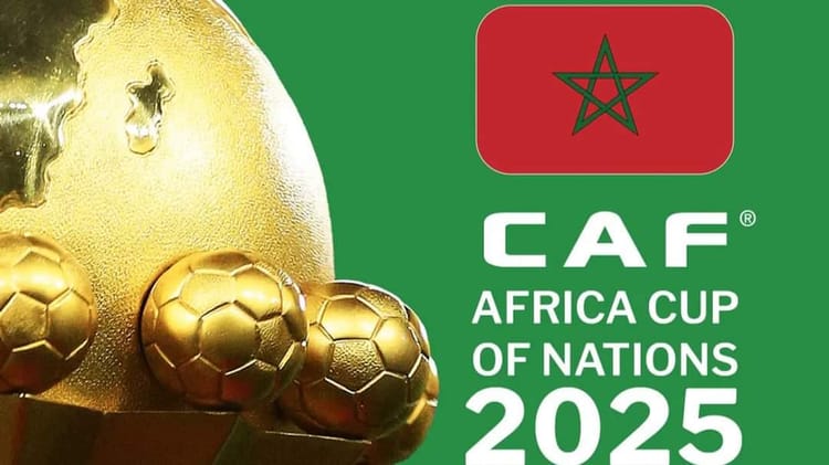 Logo de la CAN 2025 avec drapeau marocain et ballons de football dorés.
