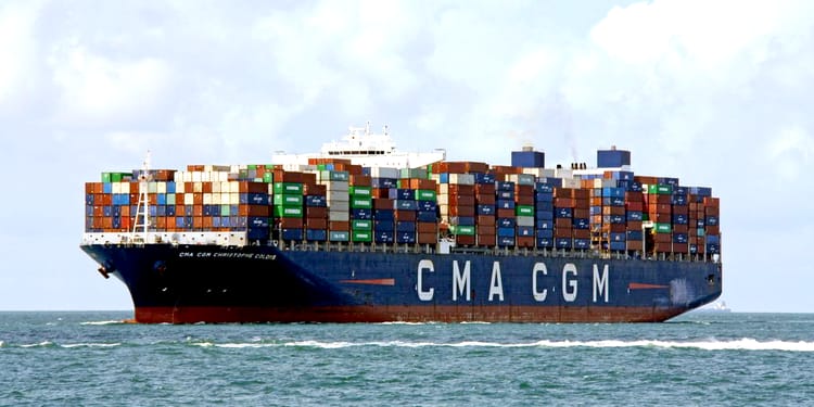 Cargo CMA CGM en mer, port maritime, commerce international.