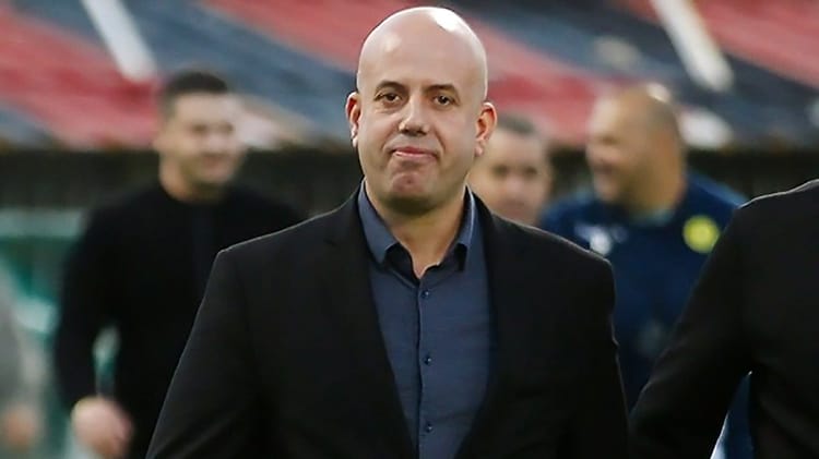 Cherif Mellal, président de la JS Kabylie, lors d'une rencontre sportive.
