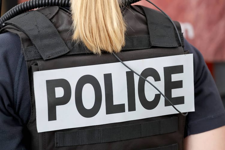 France : un clandestin condamné pour avoir collé son sexe sur le visage d’une policière Agent de police en uniforme avec badge POLICE visible.