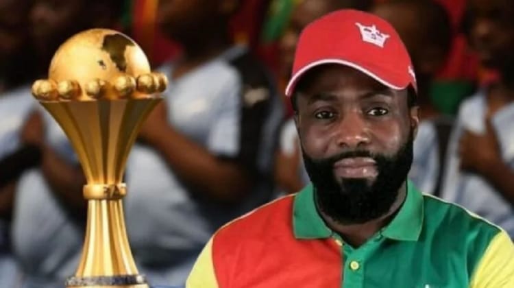 Coubadja Kader, entraîneur du Togo, avec le trophée de la CAN 2023.