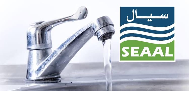 Robinet qui fuit avec logo SEAAL, distribution d'eau à Alger.