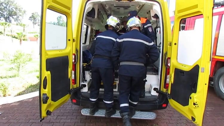 Secouristes en intervention dans une ambulance après un drame routier.