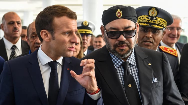 Coupe du monde 2030 : En visite au Maroc, Emmanuel Macron crée une nouvelle polémique Emmanuel Macron et un officiel marocain lors d'une rencontre diplomatique.