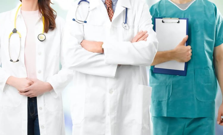 France : Très bonne nouvelle pour les médecins algériens menacés d'expulsion Professionnels de santé en tenue médicale avec stéthoscopes et clipboard.