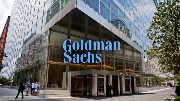 Goldman Sachs : 10 raisons d'optimisme pour l'économie américaine en 2024 Façade moderne de Goldman Sachs avec logo visible en ville.