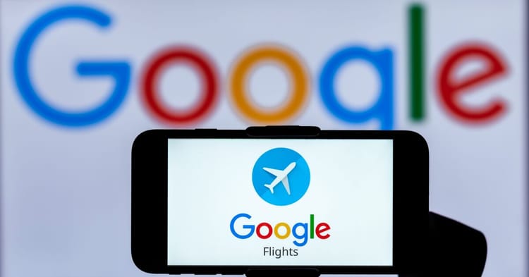 Application Google Flights sur smartphone avec logo Google en arrière-plan.
