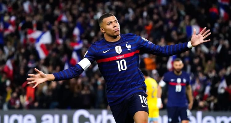 Kylian Mbappe au Réal Madrid, un gros indice lâché Kylian Mbappé célèbre avec le maillot de l'équipe de France.