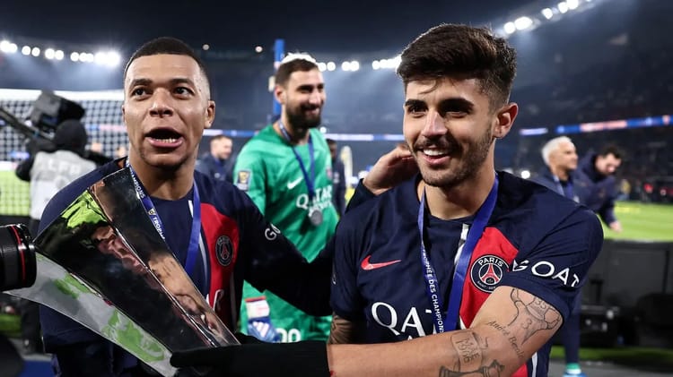 Kylian Mbappe réclame un trophée à Marquinhos, la toile surprise de la réaction du Bondynois Kylian Mbappe réclame un trophée à Marquinhos lors d'une célébration.