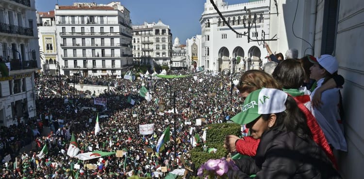 Mécontentement en Algérie : Les chiffres censurés sur la gouvernance controversée Grande manifestation populaire contre la gouvernance en Algérie.