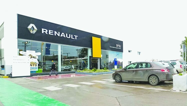 L’usine Renault toujours à l'arrêt en Algérie : Voici la raison Vitrine d'un concessionnaire Renault en Algérie avec logo visible.