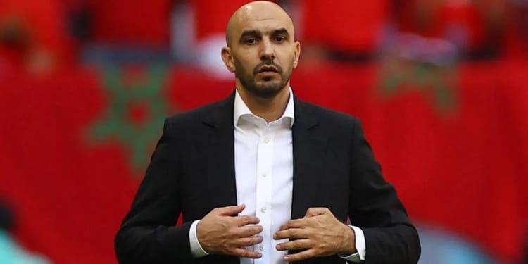 Walid Regragui en costume, prêt pour la dernière relecture.