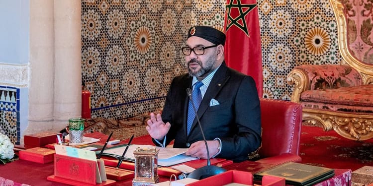 Mohammed VI lors d'une réunion au Palais de Zanzibar, décor marocain traditionnel.