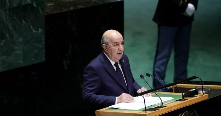 Homme politique parlant lors d'une conférence officielle.