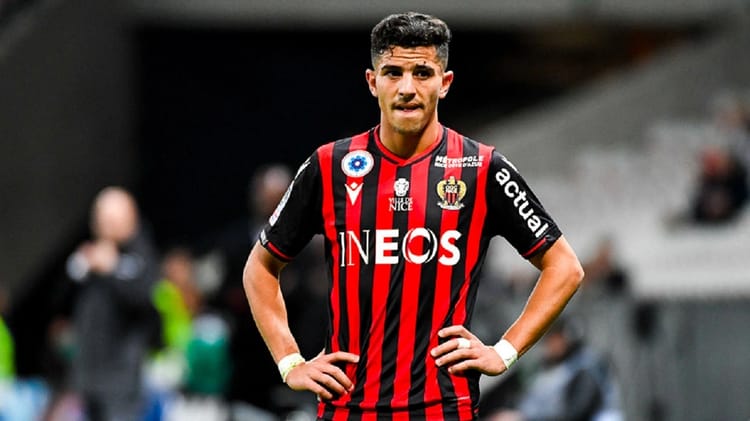 Youcef Atal joueur de football algérien en maillot de l'OGC Nice.