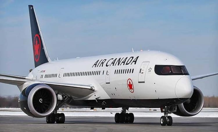 Avion Air Canada sur la piste, prêt à décoller vers Montréal.