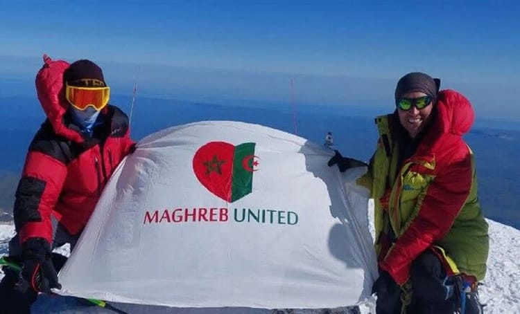Deux alpinistes avec drapeau algérien au sommet du Mont McKinley.