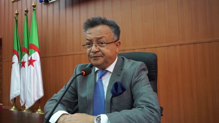 Kamel Beddari lors d'une conférence officielle en Algérie.