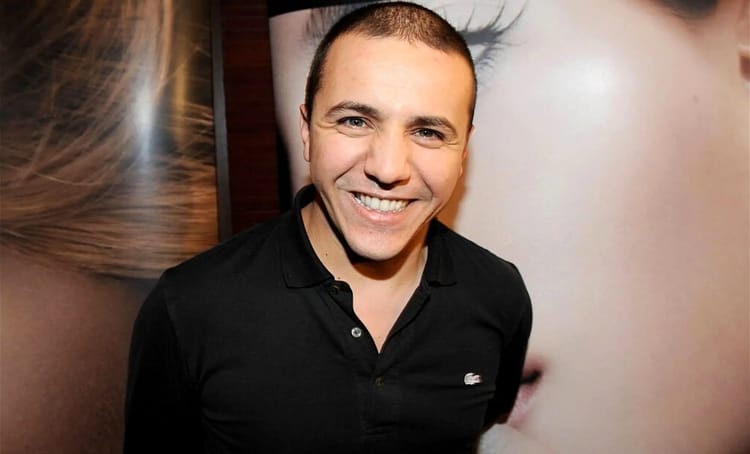 Faudel souriant lors d'un événement culturel au Maroc.