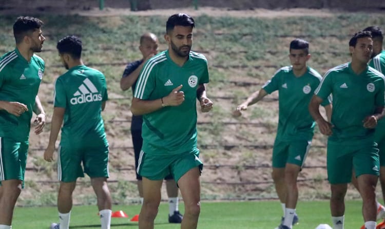 Joueurs de l'équipe nationale algérienne en entraînement sur le terrain.